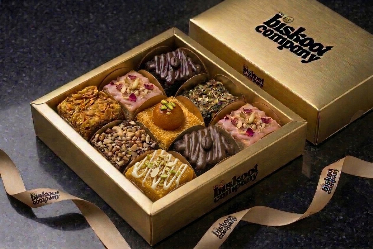 Gold Biskoot gift box of nine brownie and blondie bites with the printed lid beside it